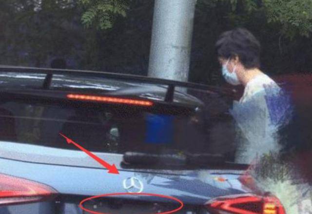 王海燕|原创张嘉译也是老烟枪？与妻女再现身烟不离手，走路踉跄老态龙钟