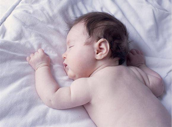 不敢让宝宝趴睡？另外2种睡姿一样有风险，婴儿睡姿调整指南