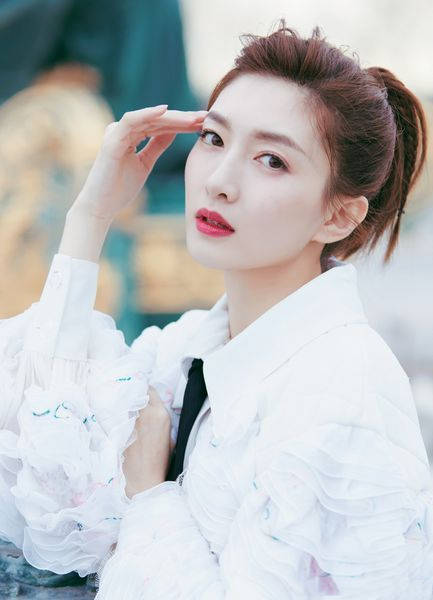 鞠婧祎|真有头发浓密到看不见发缝？江疏影是天生的，鞠婧祎发量暗藏玄机