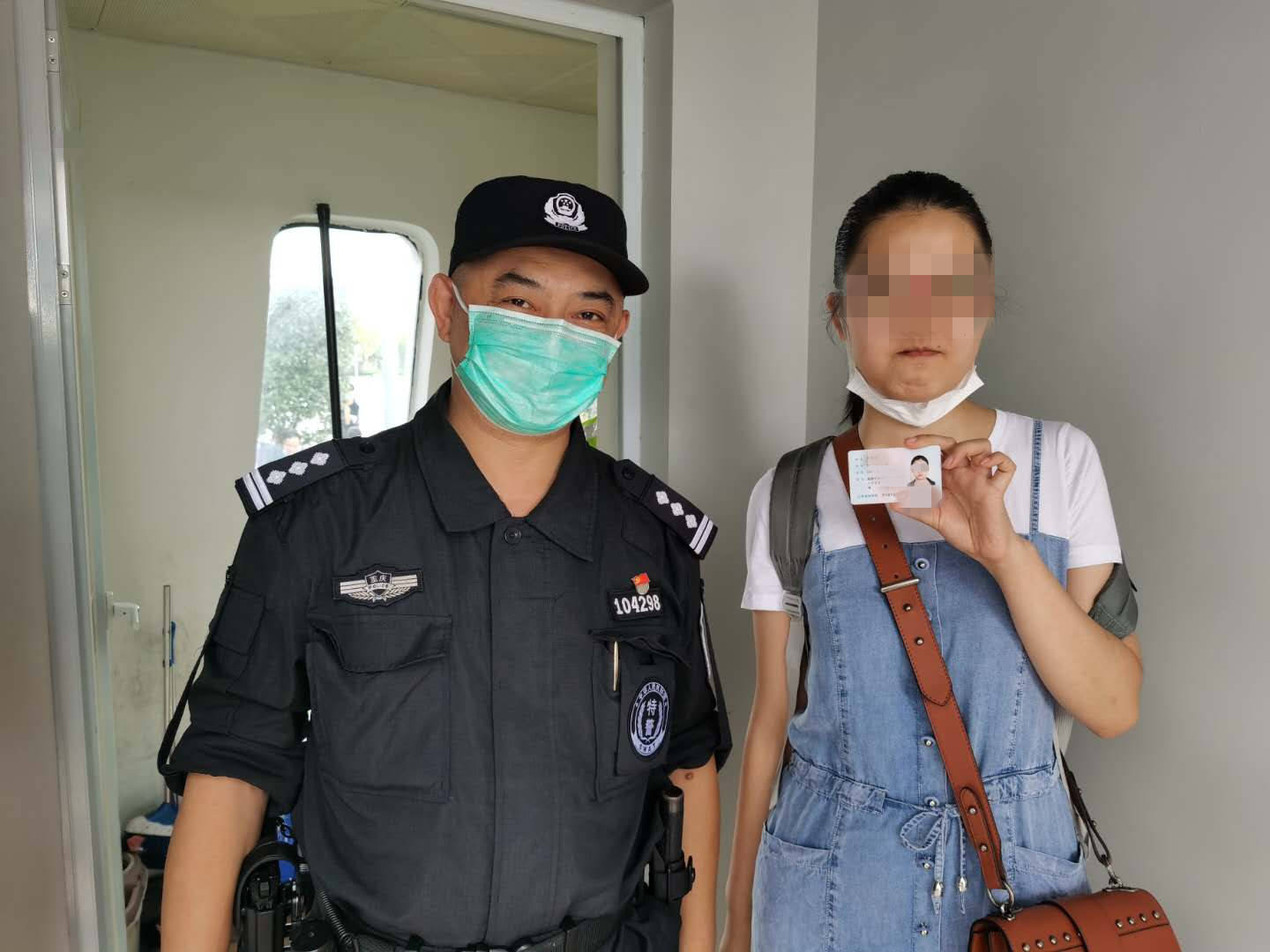 大学生火车站遗失身份证,民警发现后及时物归