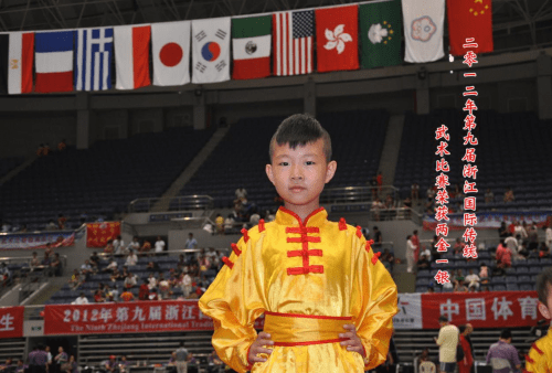 专业化|祝贺童星何渊帅签约成为浙江义乌秀萌娃艺术学校形象代言人