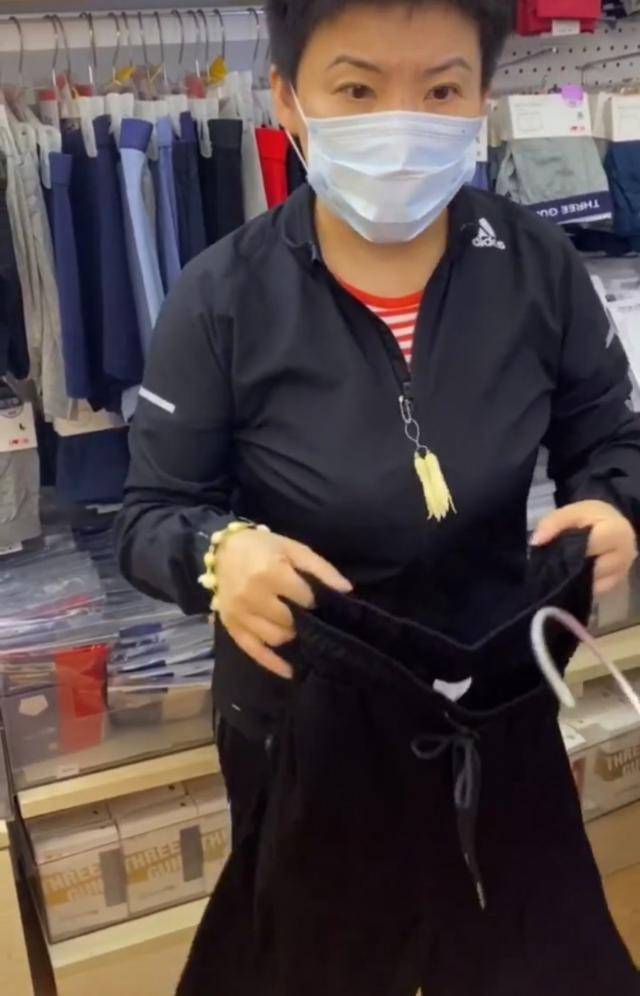 孝心感人|47岁邓亚萍孝心感人，出差之余为长辈买衣服，和店员交谈太接地气