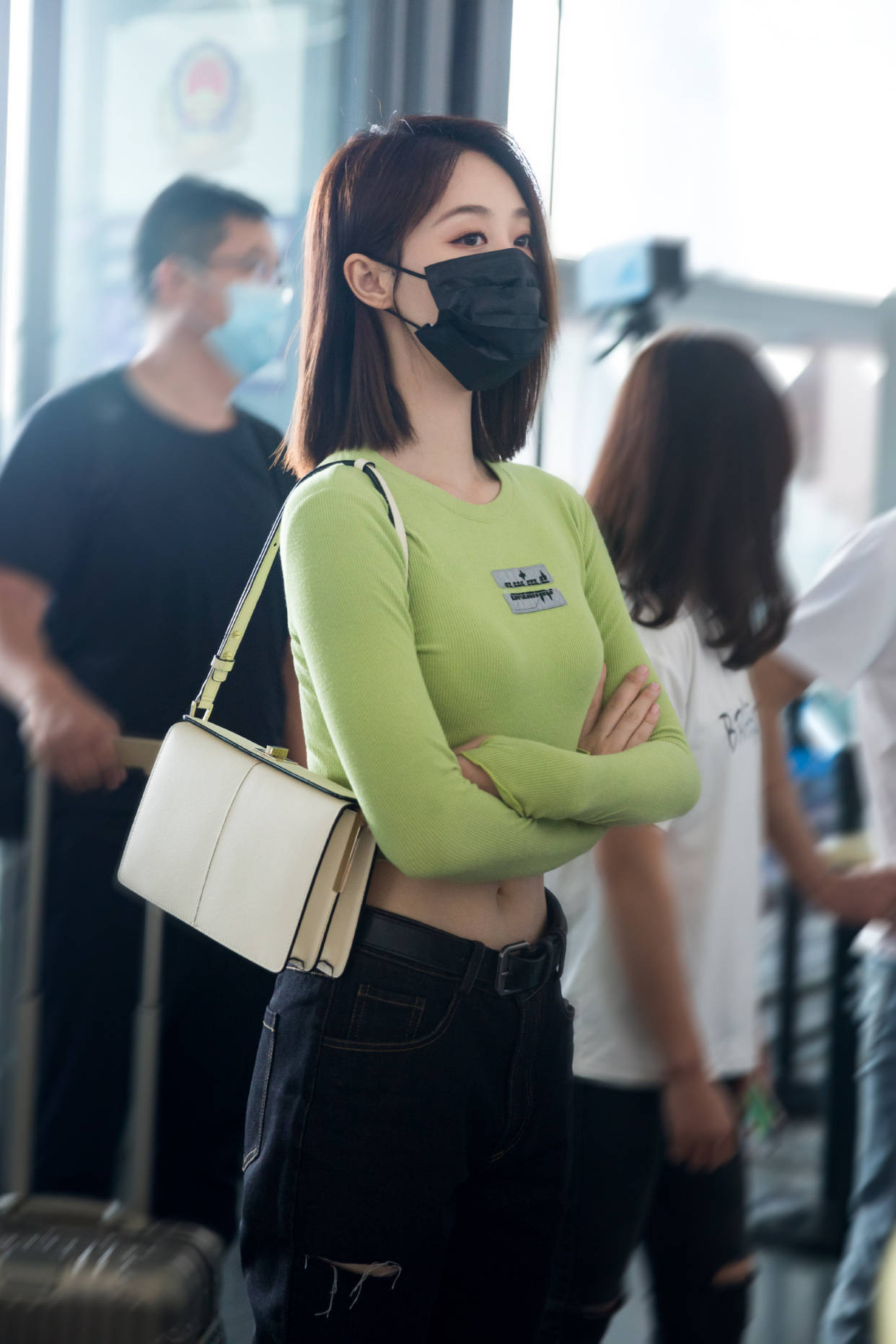 原创蓝盈莹走机场,穿荧光绿上衣配牛仔裤很高级,这腰围太"过分"了