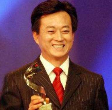 原创朱军一家三口罕见同框，18岁儿子帅气阳光，身高超过父亲半个头