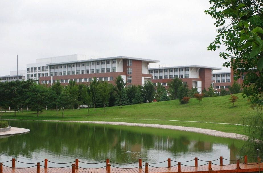 宿迁学院校址在江苏的宿迁市,校园面积88万平方米,对面就是国家4a级