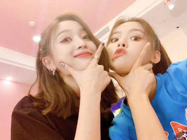 婚纱|原创吴宣仪为杨超越庆生，晒婚纱合影并自制表情包，CP太好嗑