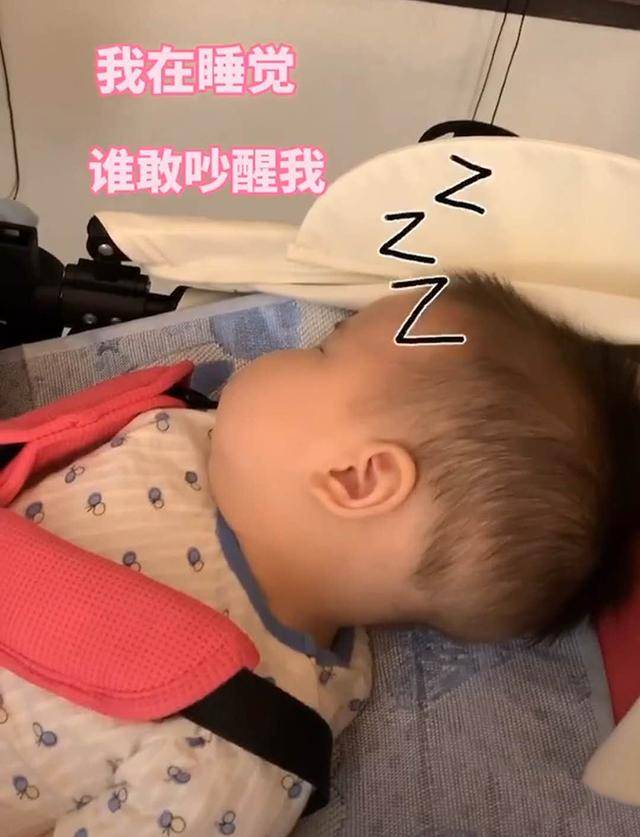 奶奶过生日，一家人轻声细语唱生日歌，镜头转向宝宝网友们发现真相