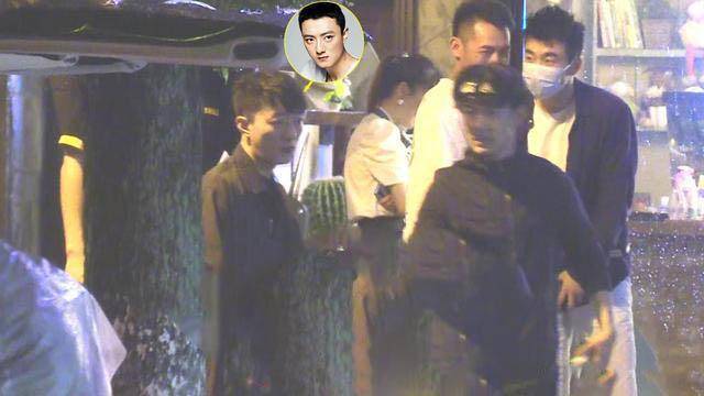 赴宴带小11岁鲜肉男,共回家疑同居,从原谅教主到