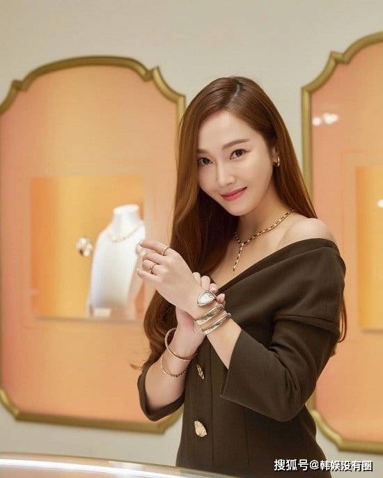 郑秀妍|Jessica 郑秀妍晒近况，大秀优雅气质，被赞“比名牌更耀眼”