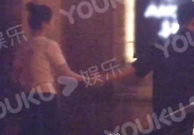 赴宴带小11岁鲜肉男,共回家疑同居,从原谅教主到