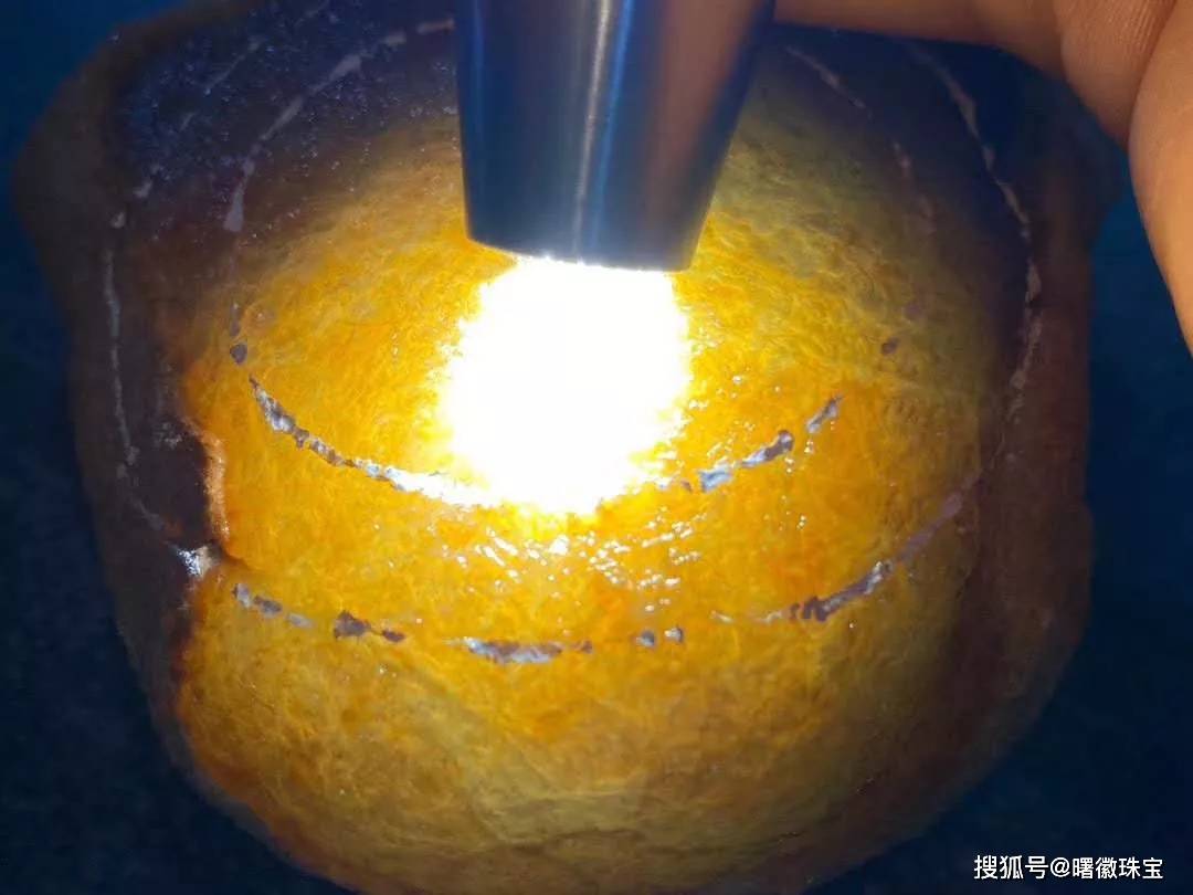一块冰黄翡开窗料,里面的肉质到底有多诱人.