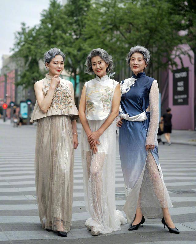 时尚奶奶团人均年龄超65岁，穿旗袍周游各国，身材标致不输超模
