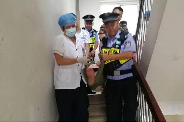 广西柳州:200斤老翁泡药浴昏倒,5人都抬不下