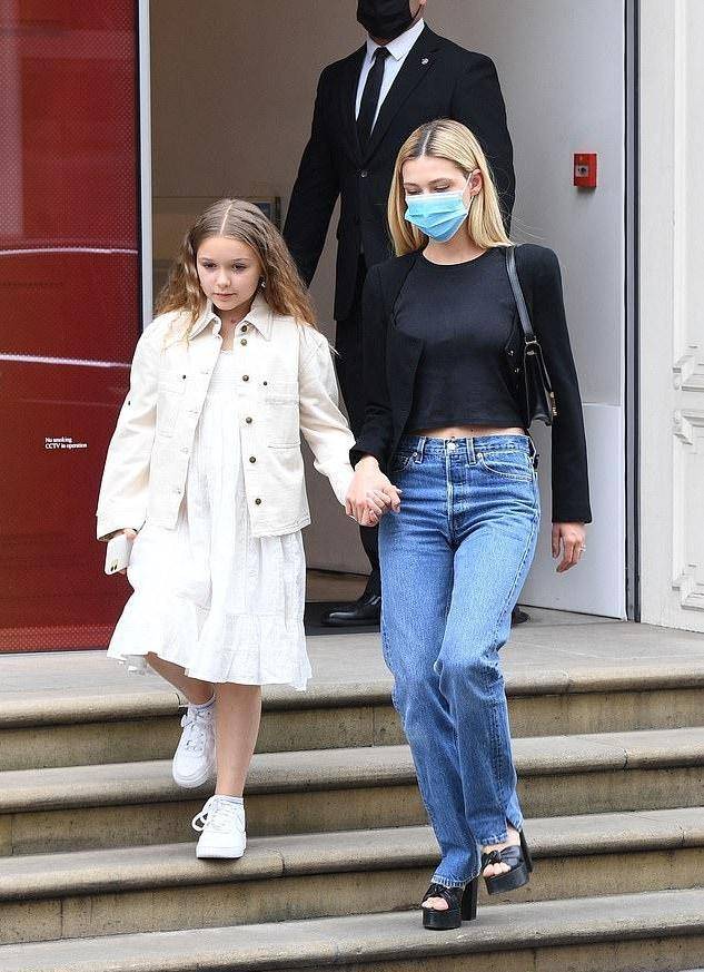 小七|9岁小七打扮早熟像18！浓浓小贵妇风，大布罗圈腿抢了未婚妻风头