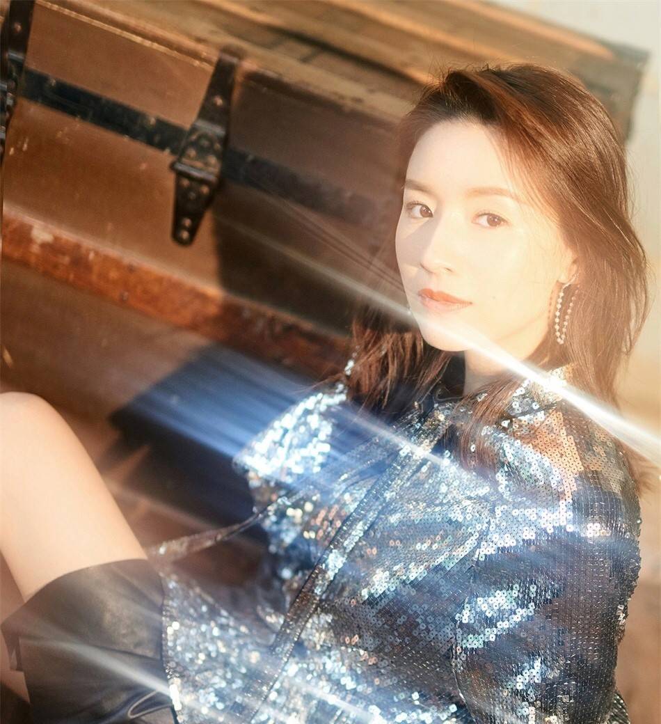 冷清|董洁最新大片尽显时尚，与当年的冷清秋判若两人