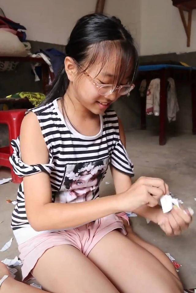女儿暑假作业被狗子撕碎，“欣喜若狂”的模样让妈妈不淡定，网友笑翻
