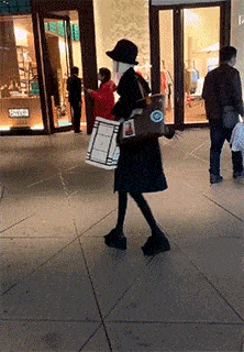 搞笑gif:小姐姐,你这是热身动作吗?