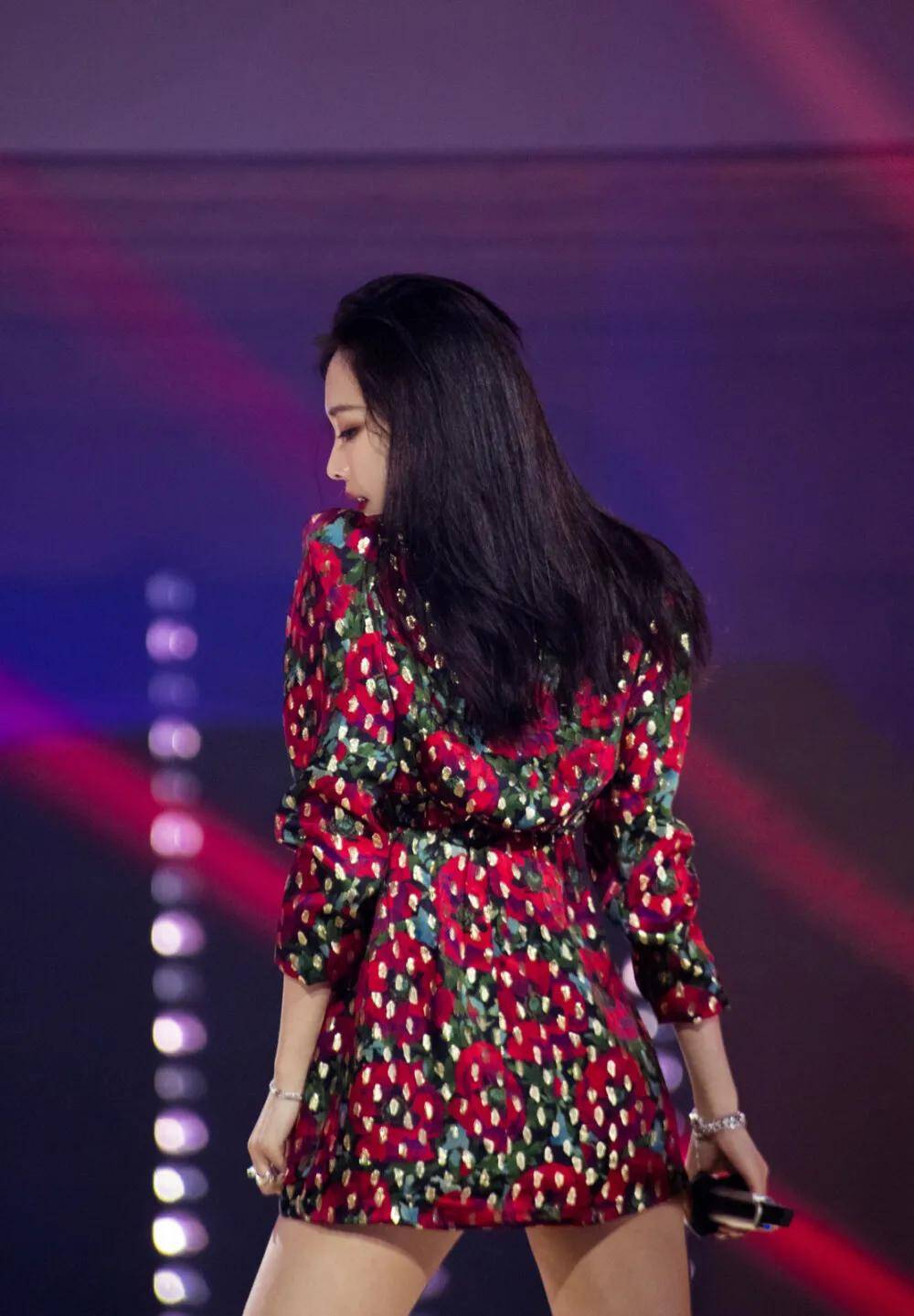 五官|舞台王者王霏霏终于赢了一回皇族万茜！滤镜终究敌不过实力啊...