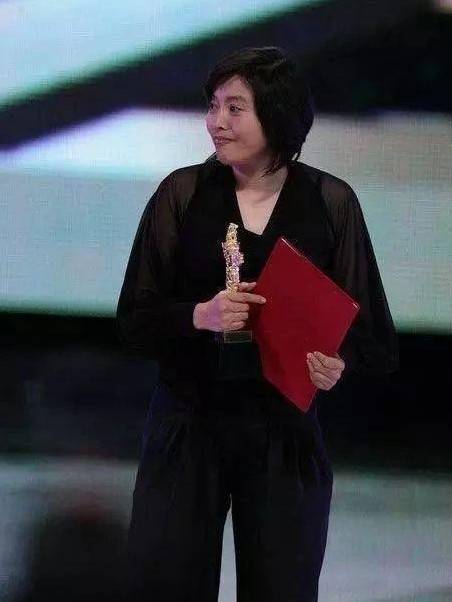 她一出名就与丈夫离婚,感情多次受挫,现子女成群却孤身一人