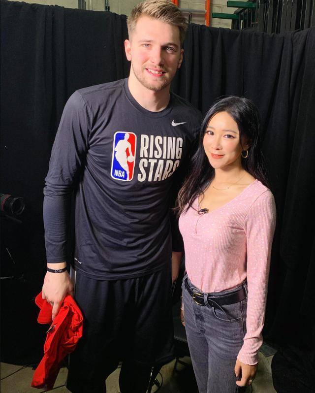 nba美女主播周玲安,入住奥兰多直播nba,身材堪比卡戴珊_球迷