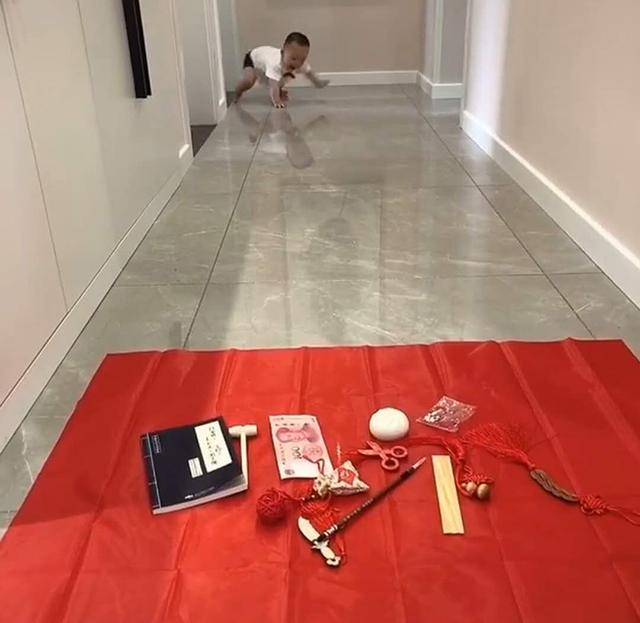 宝宝抓周“出师不利”，刚登场就栽倒，哭着抓取的物品笑翻妈妈