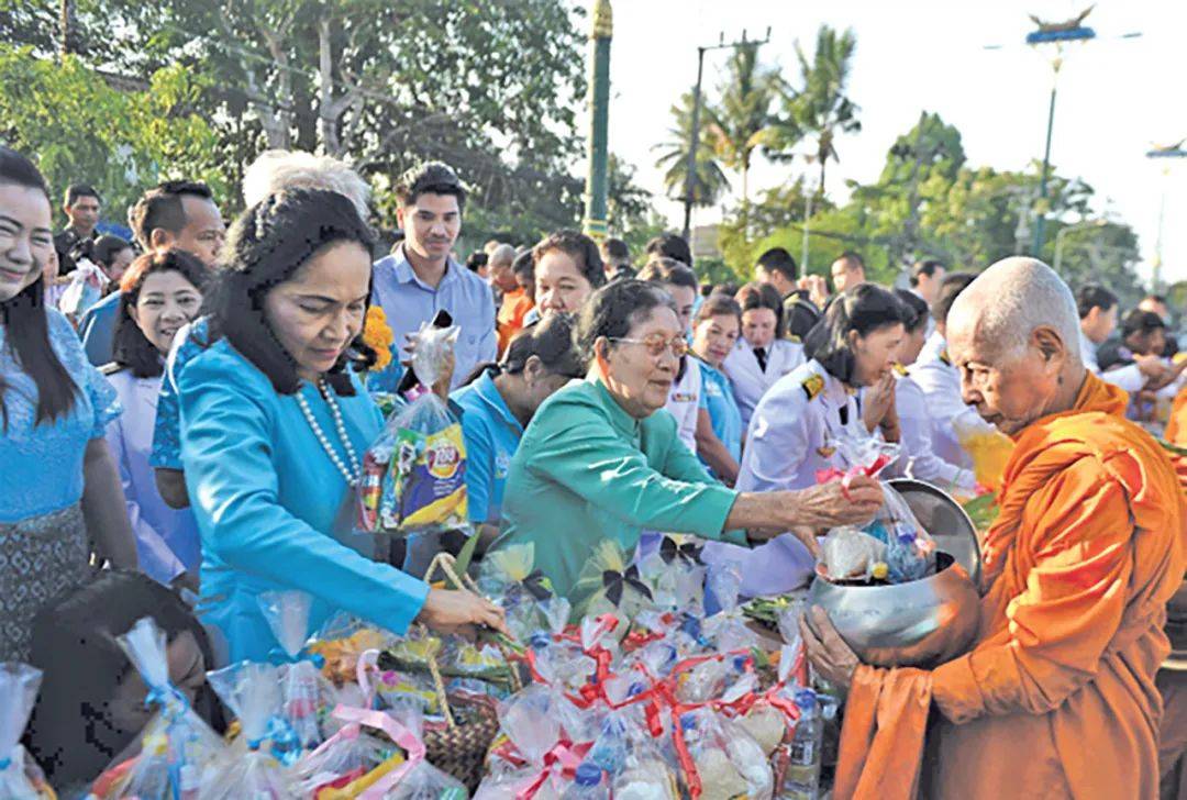 蓝色|68岁泰王霸气再现，为取悦老母亲诗丽吉，命民众8月全穿蓝色衣服