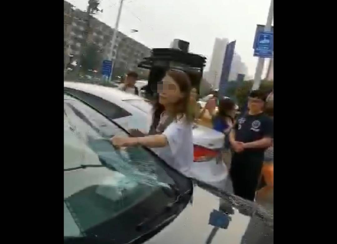 原创淮北女子街头怒砸自家奔驰车,奔驰女司机是现实版