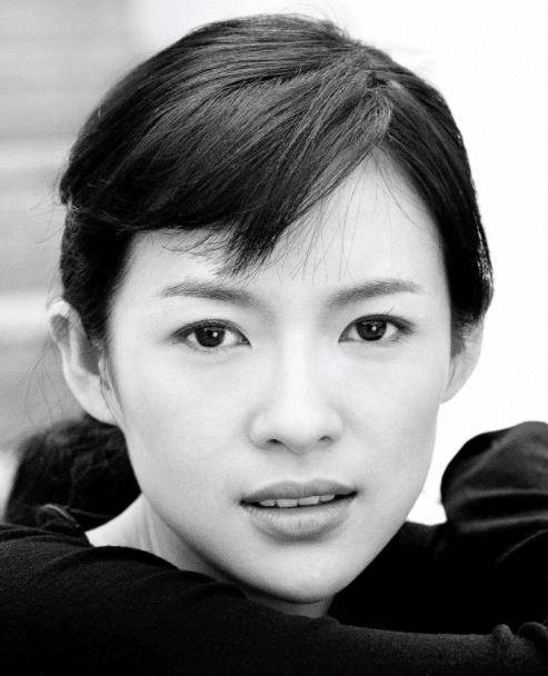 人来说，学业还没有完成就能够跟随名导出演作品，已经是相当的难得了。正式进入娱乐圈之后，章子怡遇到了第