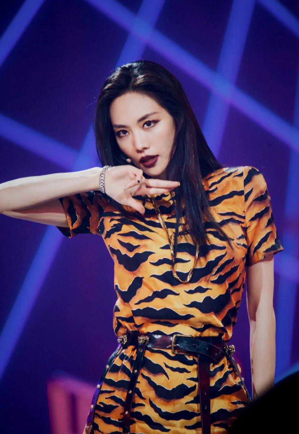 五官|舞台王者王霏霏终于赢了一回皇族万茜！滤镜终究敌不过实力啊...