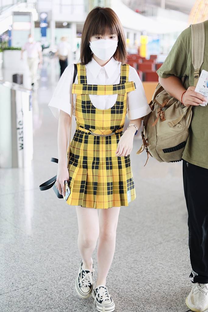 "钟晓芹"毛晓彤穿短裙秀美腿 撩发甜美似学妹