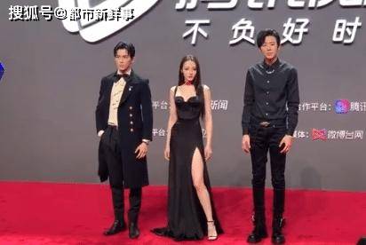 视频|迪丽热巴高开叉长裙:亮相2020腾讯视频年度发布会——女王范十足!