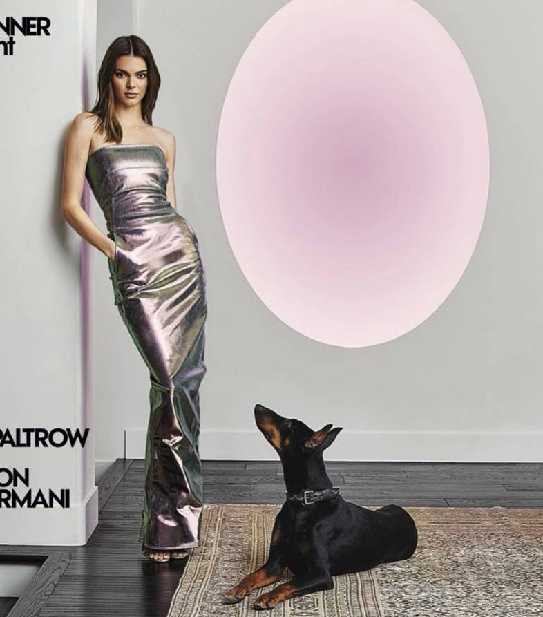 长裤|肯豆又有新造型！穿超短背心配红白格纹长裤，风格充满浓郁夏日风