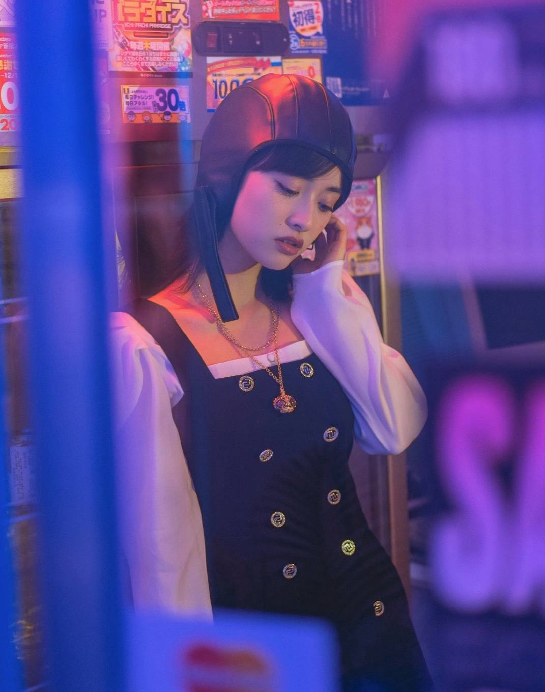 静态|沈月太适合做模特了！静态照片真的美，穿背带裙配衬衫营造可爱风