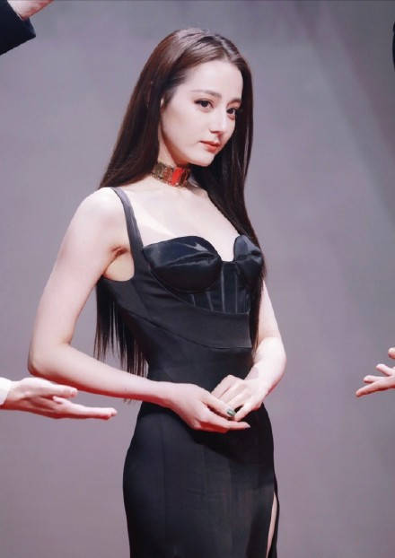 迪丽热巴高开叉裙,展示修长美腿,又飒又可爱!