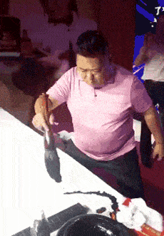 原创搞笑gif:一顿操作猛如虎,老板来了就把你辞退