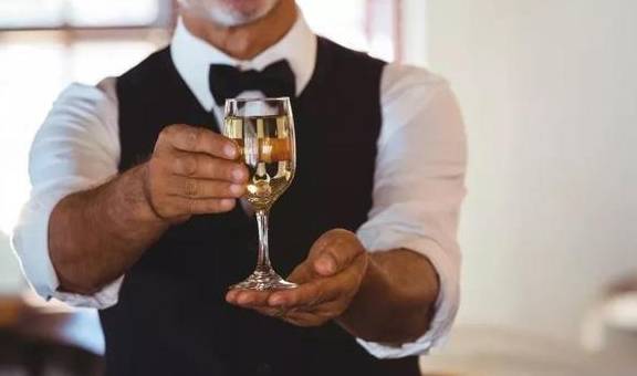 原创6种拿酒杯的姿势或将出卖你的人品,别让"做太多"毁了你!