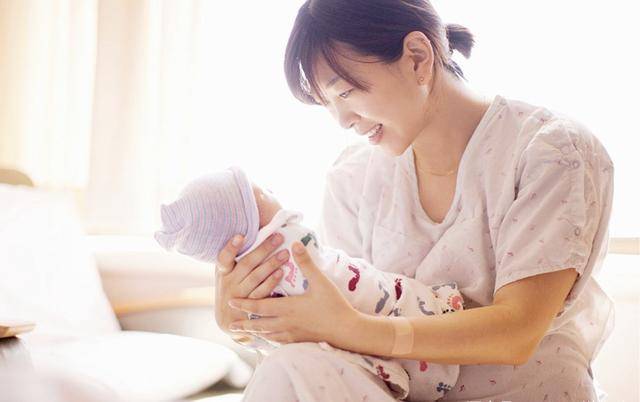 爸妈|有多少爸妈是开着灯让刚出生的婴儿睡觉的？你是不是也在其中？