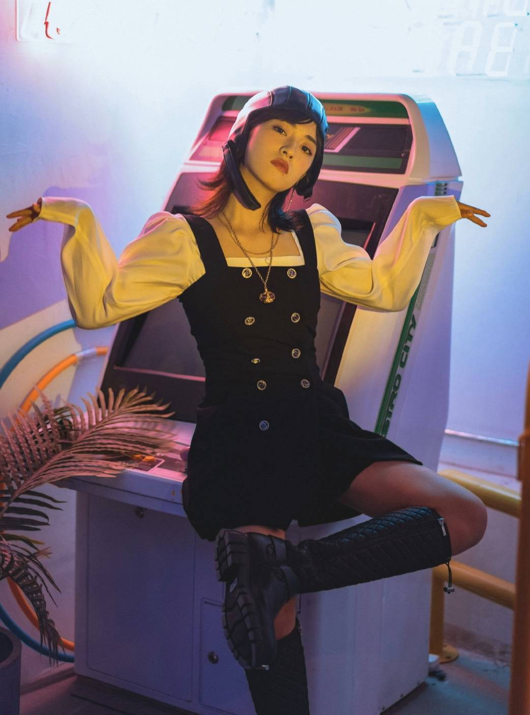 静态|沈月太适合做模特了！静态照片真的美，穿背带裙配衬衫营造可爱风