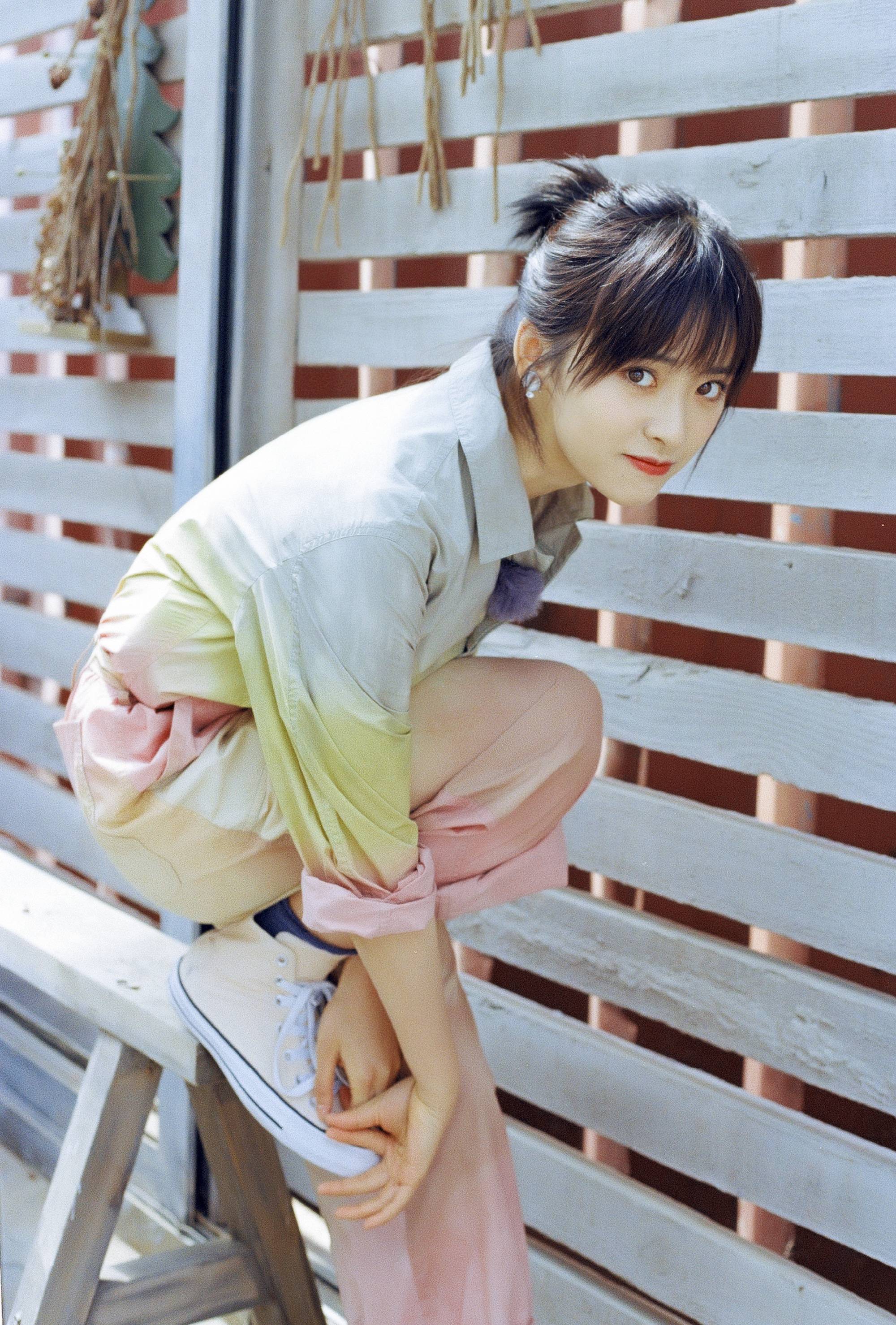 静态|沈月太适合做模特了！静态照片真的美，穿背带裙配衬衫营造可爱风