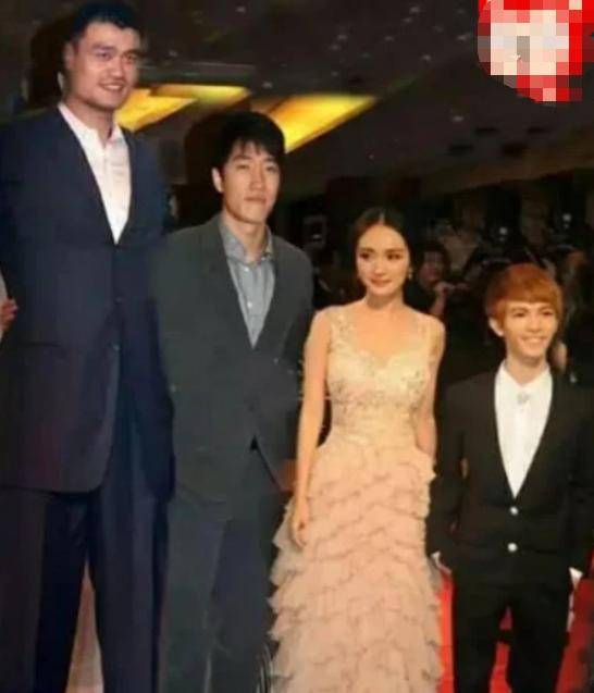 原创身高1米7以下的男明星,李连杰王祖蓝公认,他只能看"上半身"