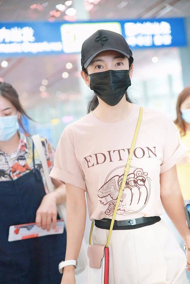 吐槽|李冰冰未修图才被吐槽老,素颜走机场就这么白嫩?也不怕打脸!