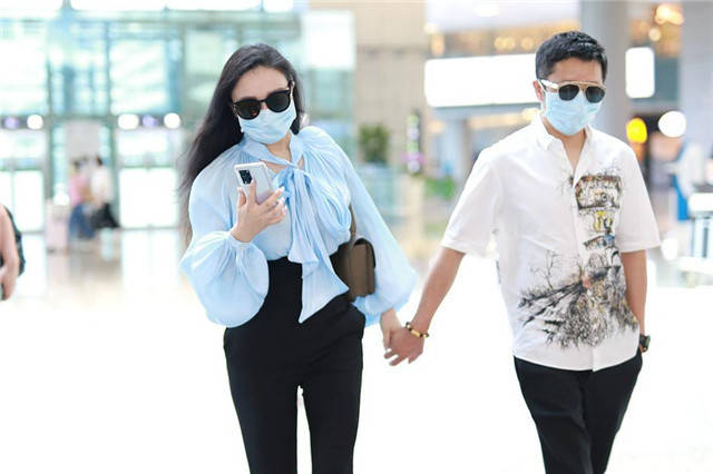 冉莹颖与老公邹市明现身机场，十指紧扣高调秀