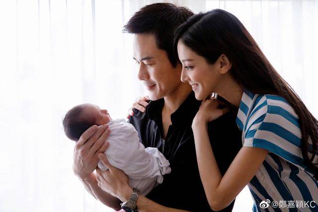 51岁郑嘉颖二胎得子，一家四口合照曝光，小22岁