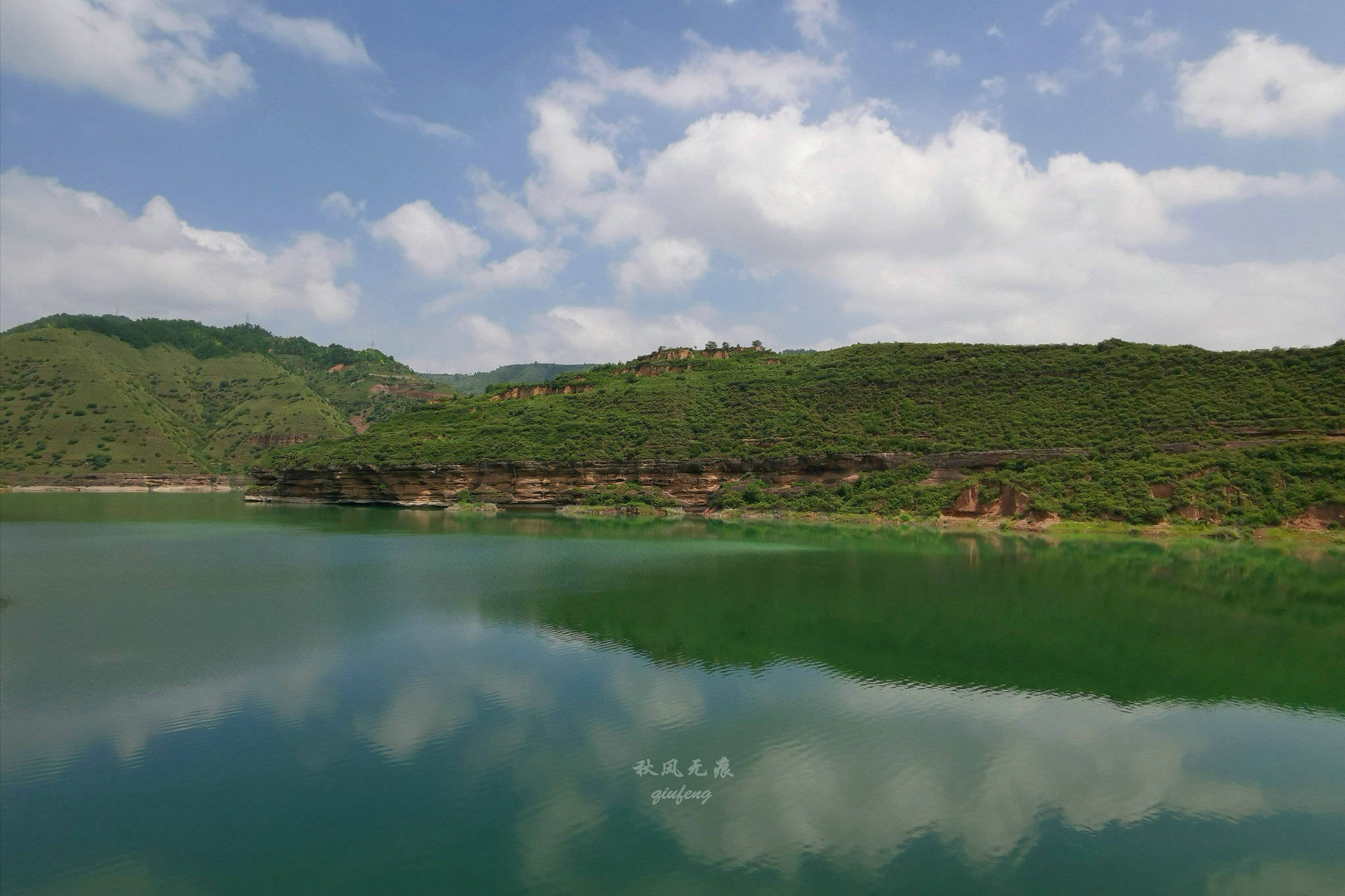 旬邑(|旬邑三水河两岸悬崖峭壁上,一个个精致崖居让人震撼