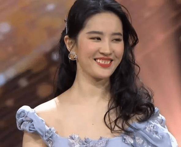 刘亦菲罕见公开露面,看到她笑出"牙龈",引发网友疯狂截屏