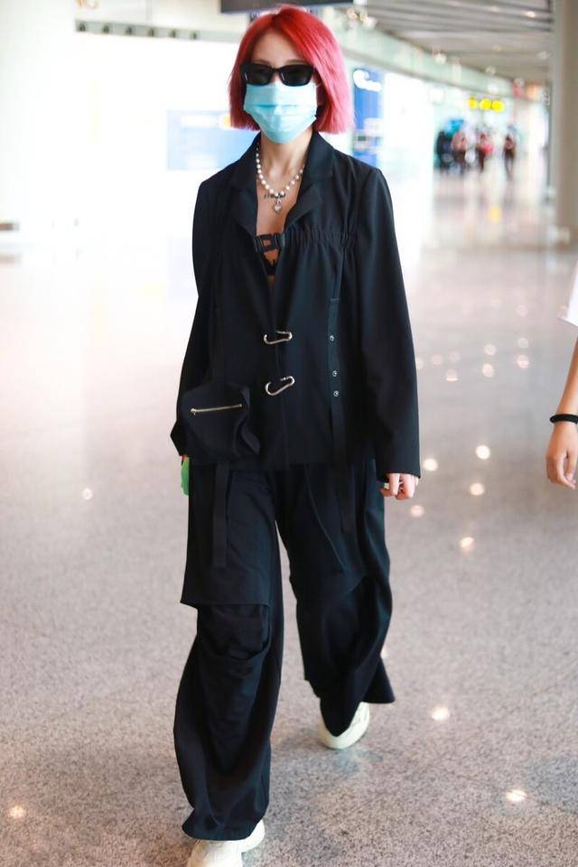 黑色|黑色怎么才能穿出彩?教你两招告别沉闷,穿出夏天应有的缤纷多彩