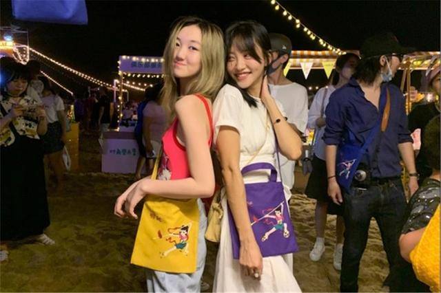 义卖|14岁李嫣和朋友摆摊义卖,穿着打扮引争议,承认她的优秀那么难吗