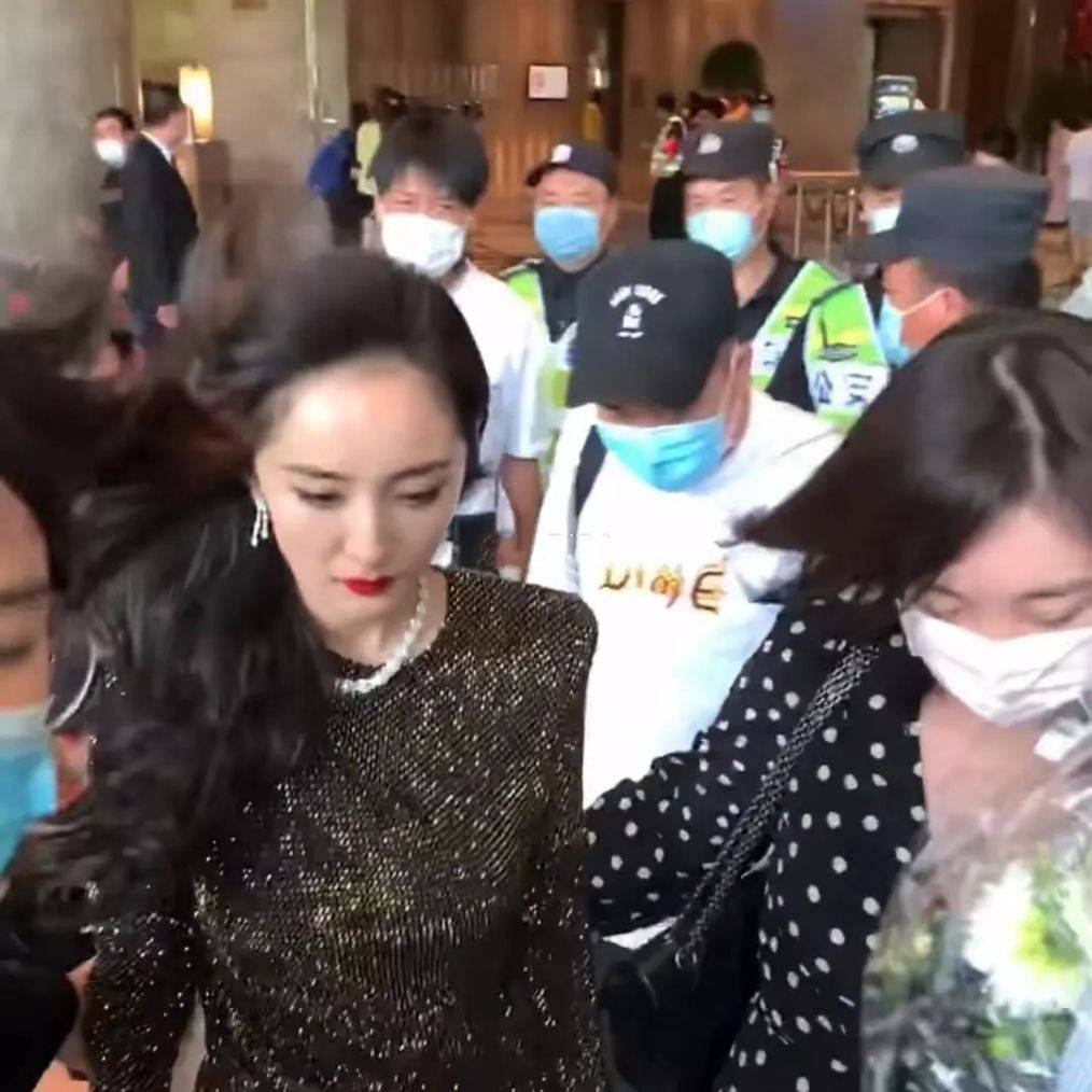 营销|杨幂发际线露出来了,至少很真实,没营销自己天生头发多!