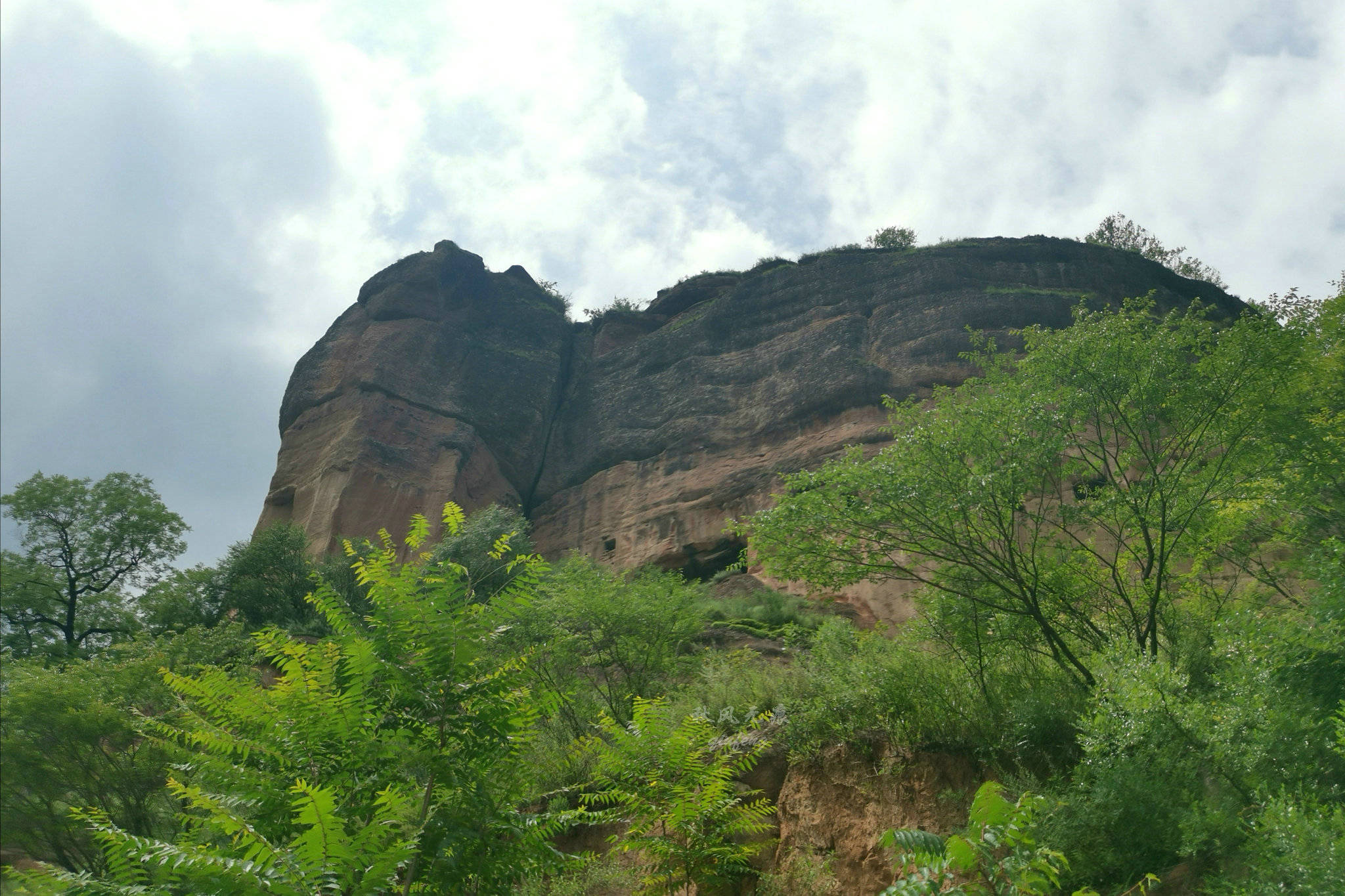 旬邑(|旬邑三水河两岸悬崖峭壁上，一个个精致崖居让人震撼
