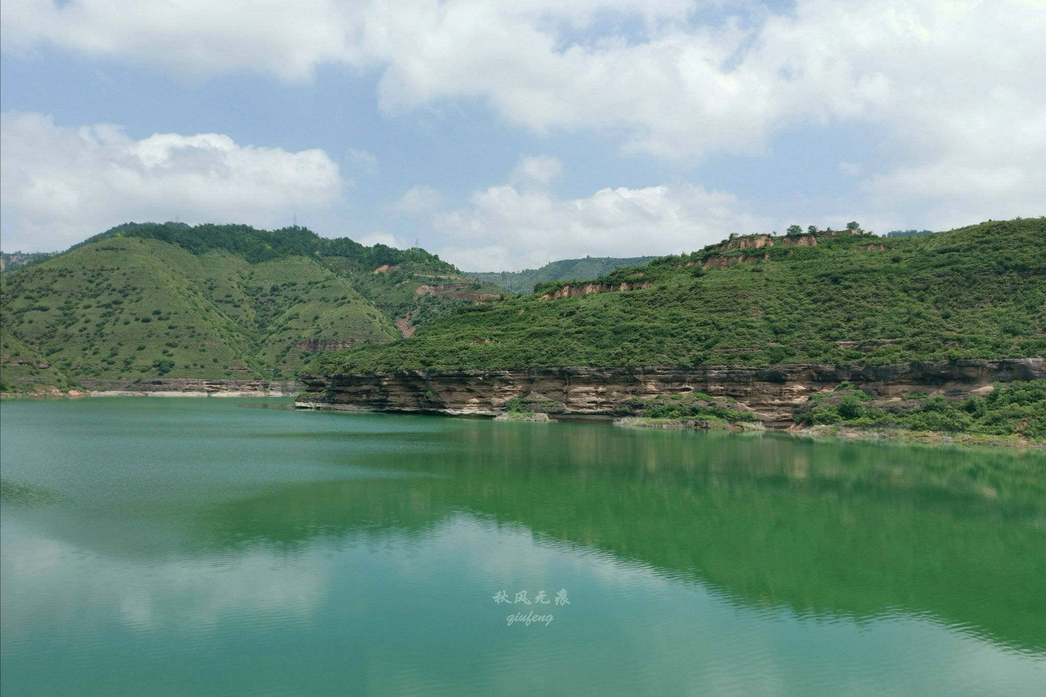 旬邑(|旬邑三水河两岸悬崖峭壁上,一个个精致崖居让人震撼